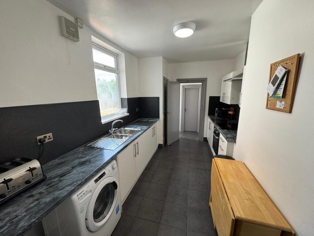 5 bed Detached for rent in Hull. From Loc8me - Covering Hull