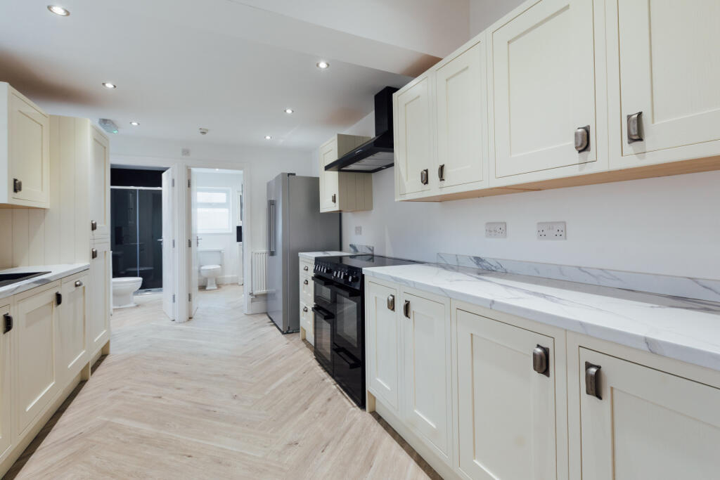 6 bed Detached for rent in Hull. From Loc8me - Covering Hull