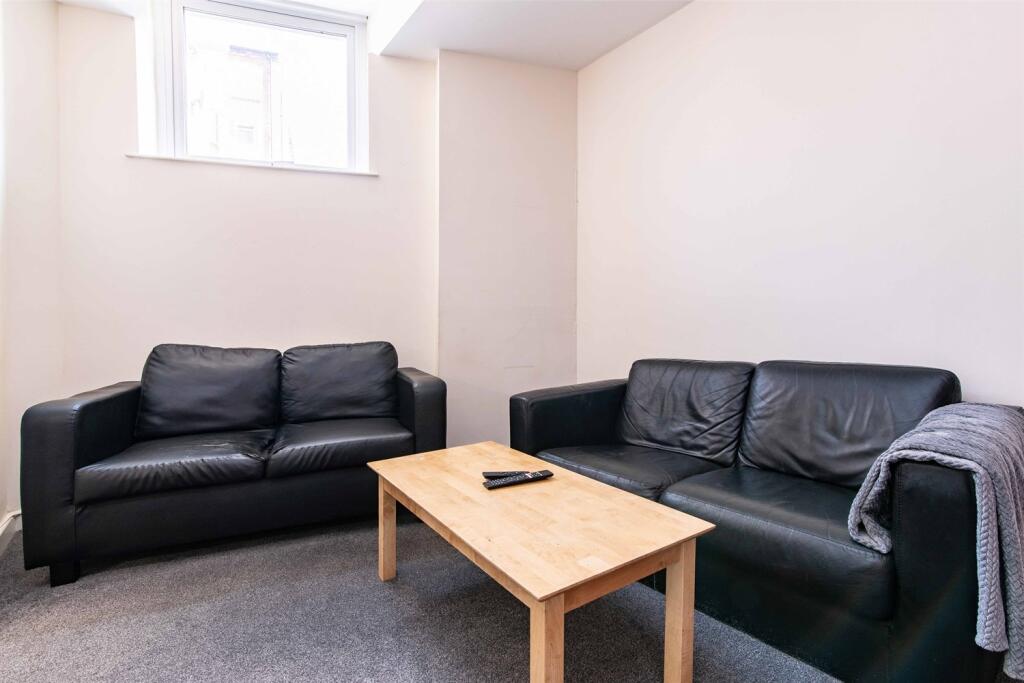4 bed Mid Terraced House for rent in Nottingham. From FHP Living - Nottingham 4 bed Mid Terraced House for rent in Nottingham. From FHP Living - Nottingham