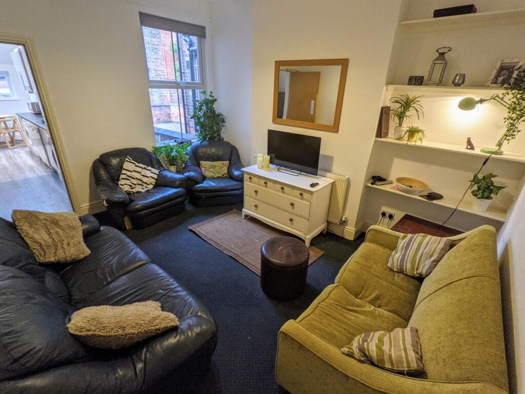 6 bed Mid Terraced House for rent in Nottingham. From FHP Living - Nottingham