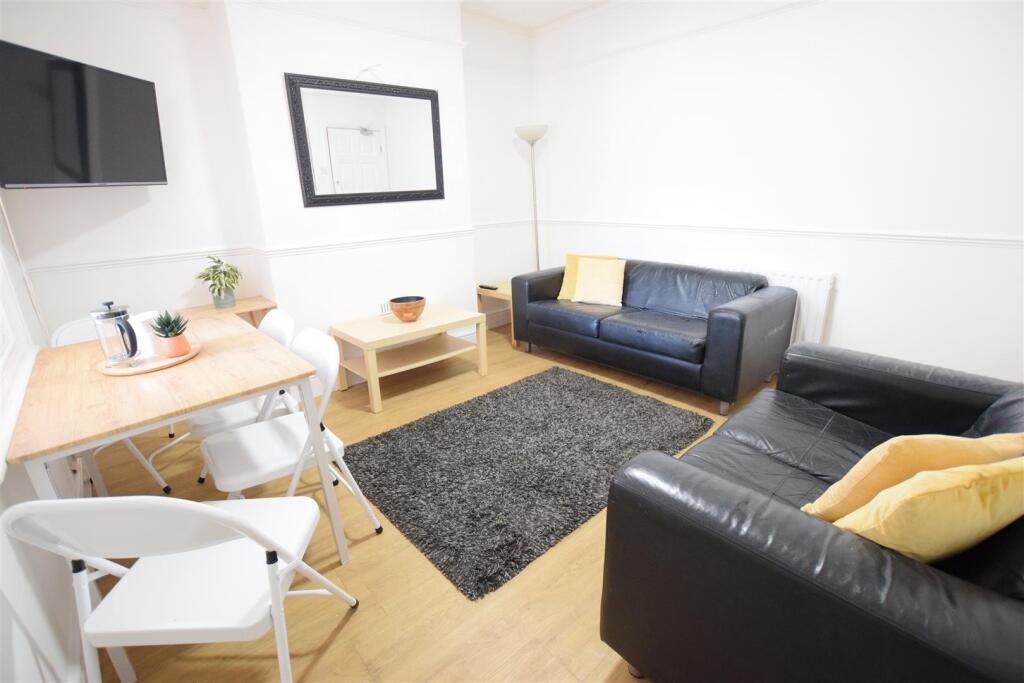 5 bed Mid Terraced House for rent in Lincoln. From Cloud Lettings Ltd - Lincoln