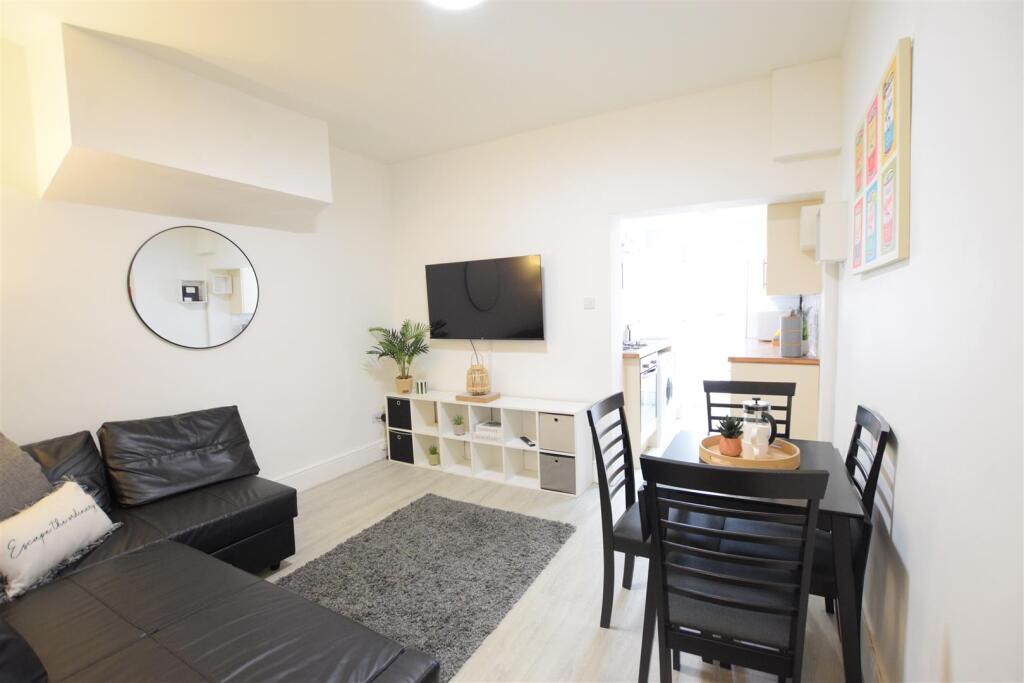 4 bed Mid Terraced House for rent in Lincoln. From Cloud Lettings Ltd - Lincoln