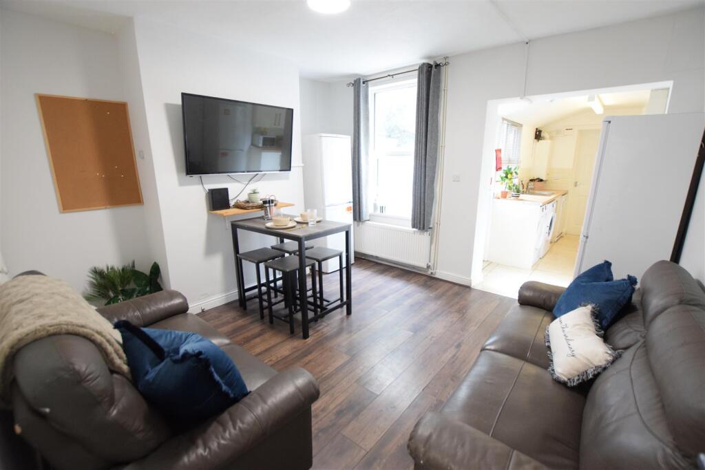 4 bed Mid Terraced House for rent in Lincoln. From Cloud Lettings Ltd - Lincoln 4 bed Mid Terraced House for rent in Lincoln. From Cloud Lettings Ltd - Lincoln