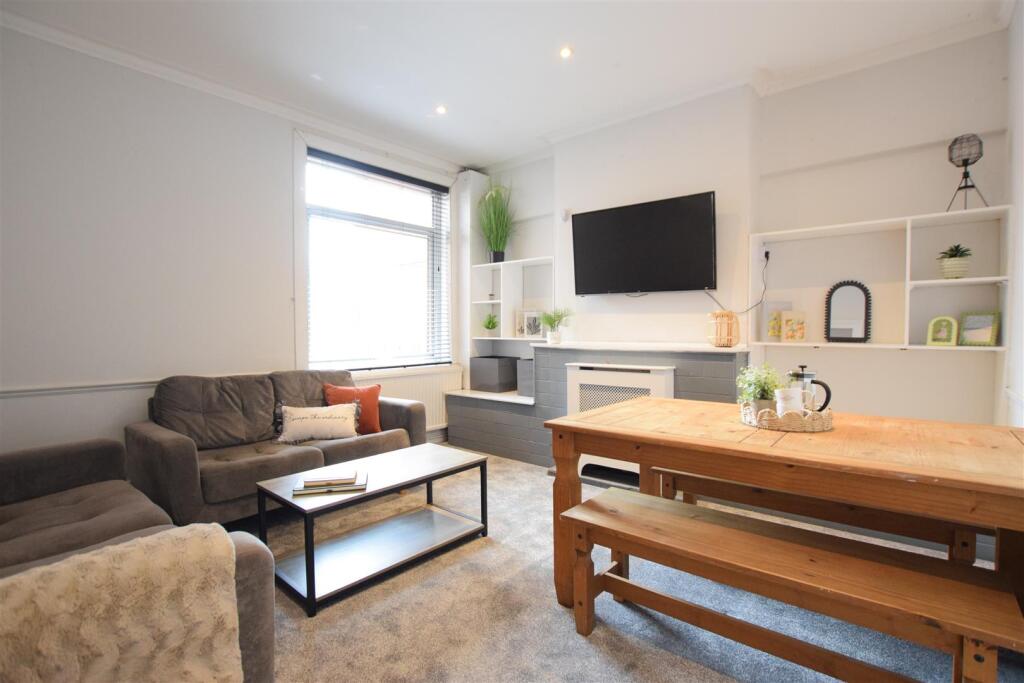 6 bed Mid Terraced House for rent in Lincoln. From Cloud Lettings Ltd - Lincoln