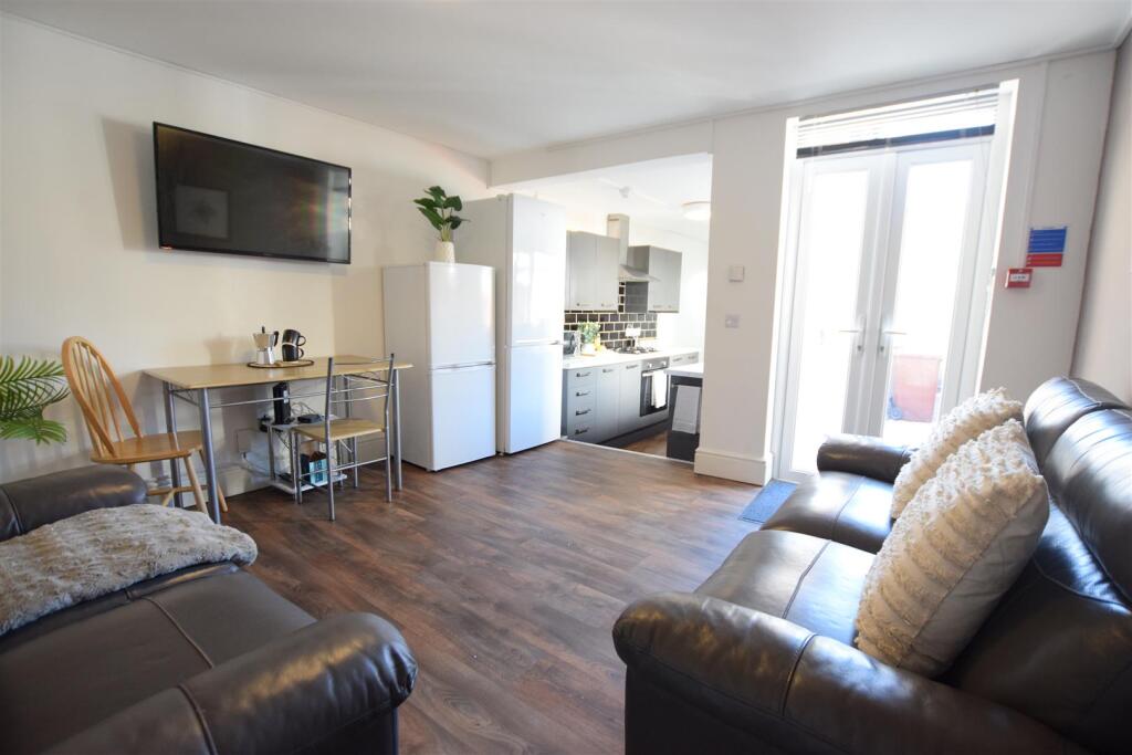 5 bed Mid Terraced House for rent in Lincoln. From Cloud Lettings Ltd - Lincoln