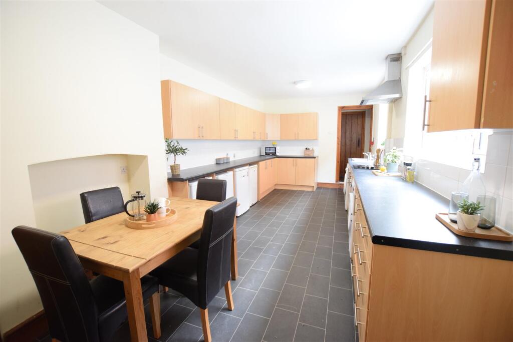 5 bed Mid Terraced House for rent in Lincoln. From Cloud Lettings Ltd - Lincoln