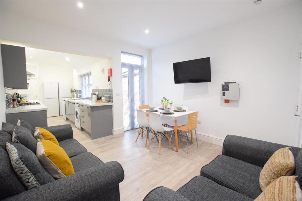 6 bed Mid Terraced House for rent in Lincoln. From Cloud Lettings Ltd - Lincoln
