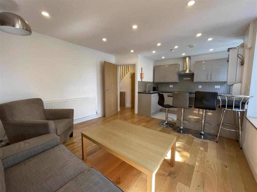 3 bed Apartment for rent in Cardiff. From JNR properties - Cardiff
