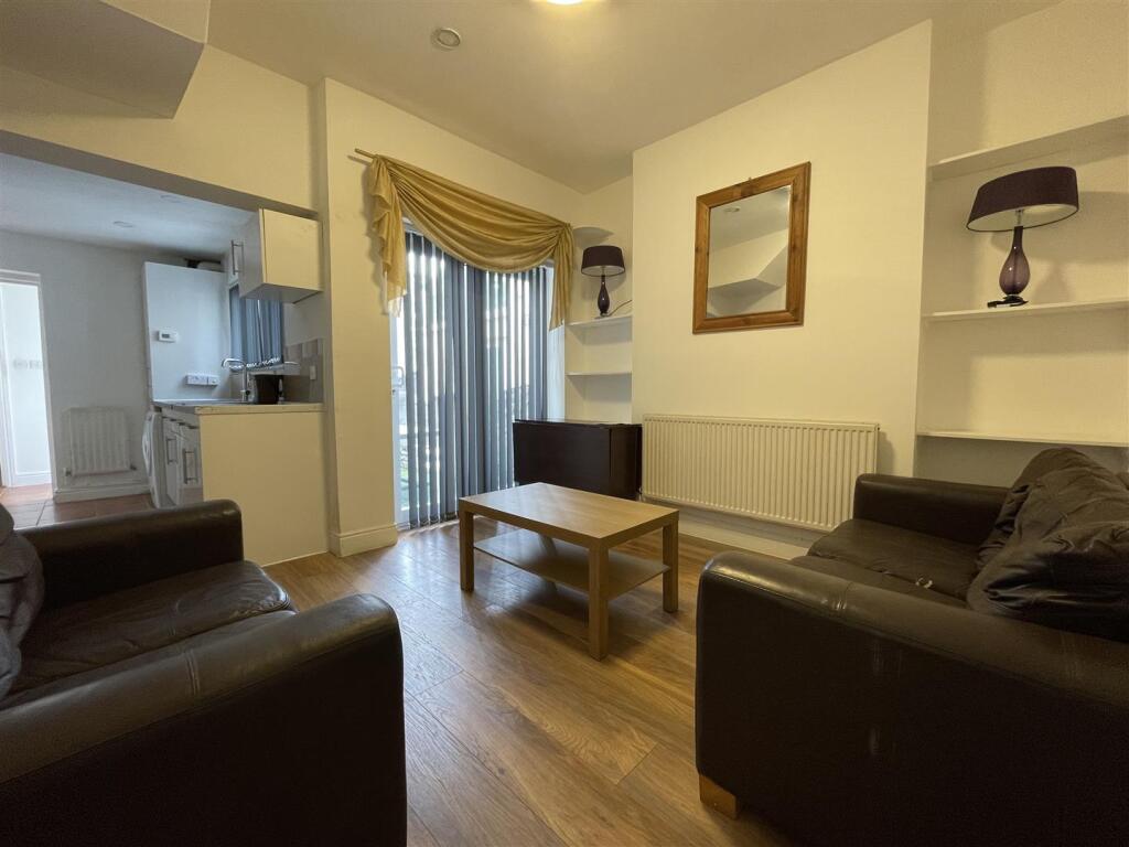4 bed Mid Terraced House for rent in Cardiff. From JNR properties - Cardiff 4 bed Mid Terraced House for rent in Cardiff. From JNR properties - Cardiff
