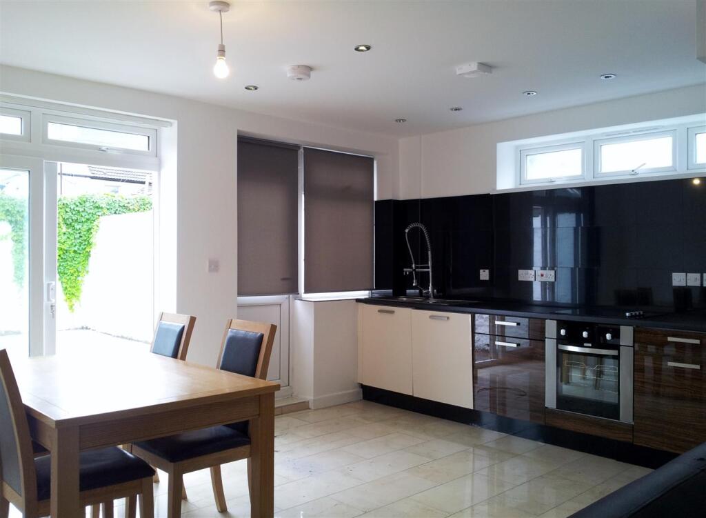 6 bed Mid Terraced House for rent in Cardiff. From JNR properties - Cardiff
