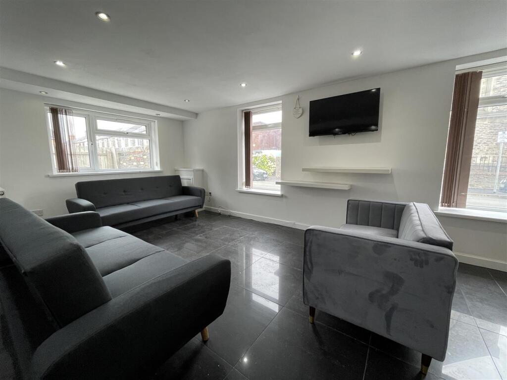 8 bed Mid Terraced House for rent in Cardiff. From JNR properties - Cardiff