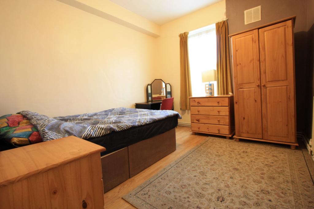 3 bed Flat for rent in London. From Parkside Estate Agent