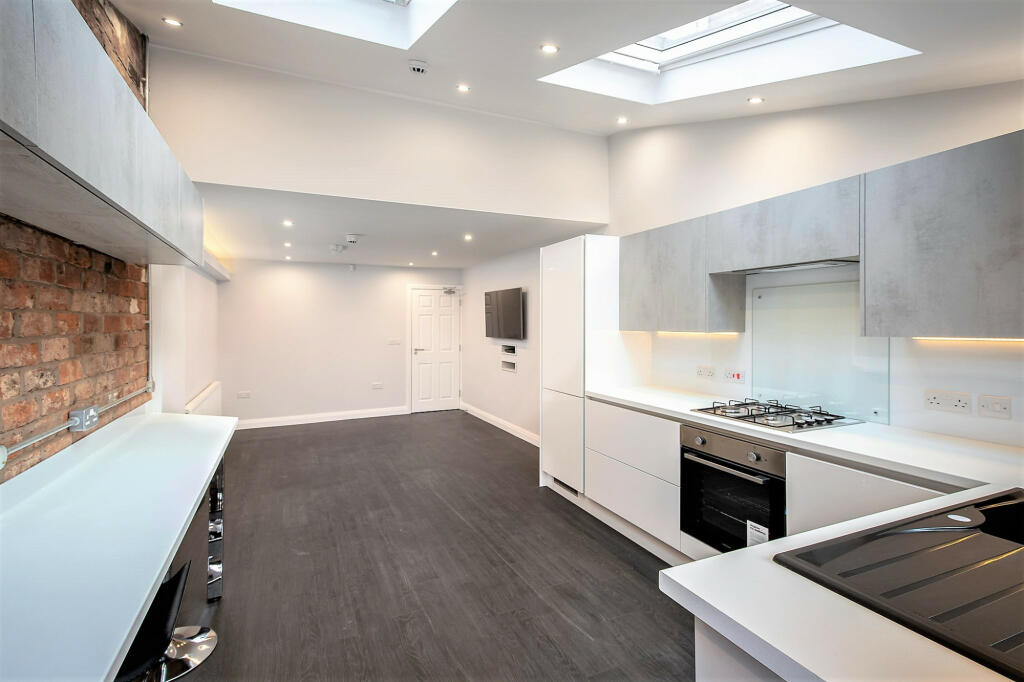 5 bed Mid Terraced House for rent in Preston. From Kingswood - Fulwood