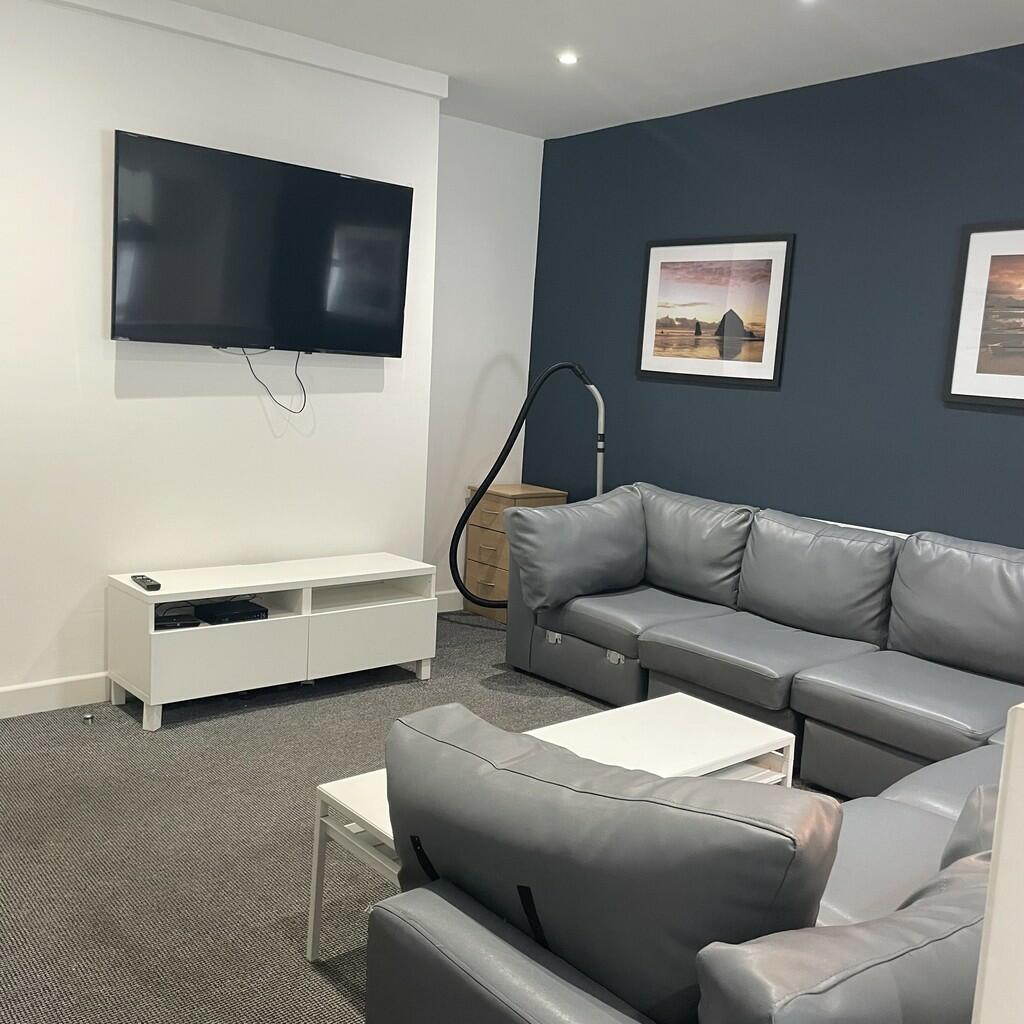 7 bed Mid Terraced House for rent in Liverpool. From MCR Move - Manchester
