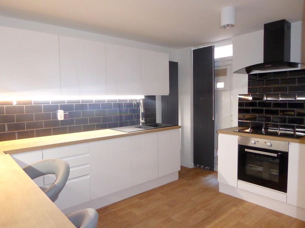 6 bed Mid Terraced House for rent in Liverpool. From MCR Move - Manchester