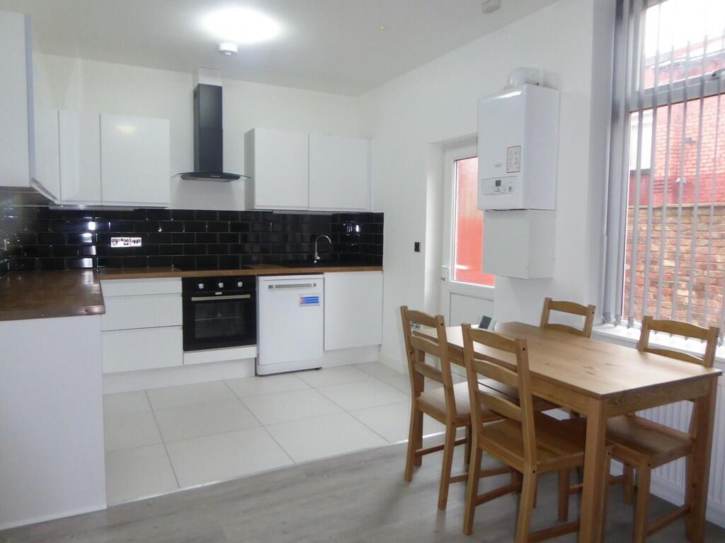 5 bed Mid Terraced House for rent in Liverpool. From MCR Move - Manchester