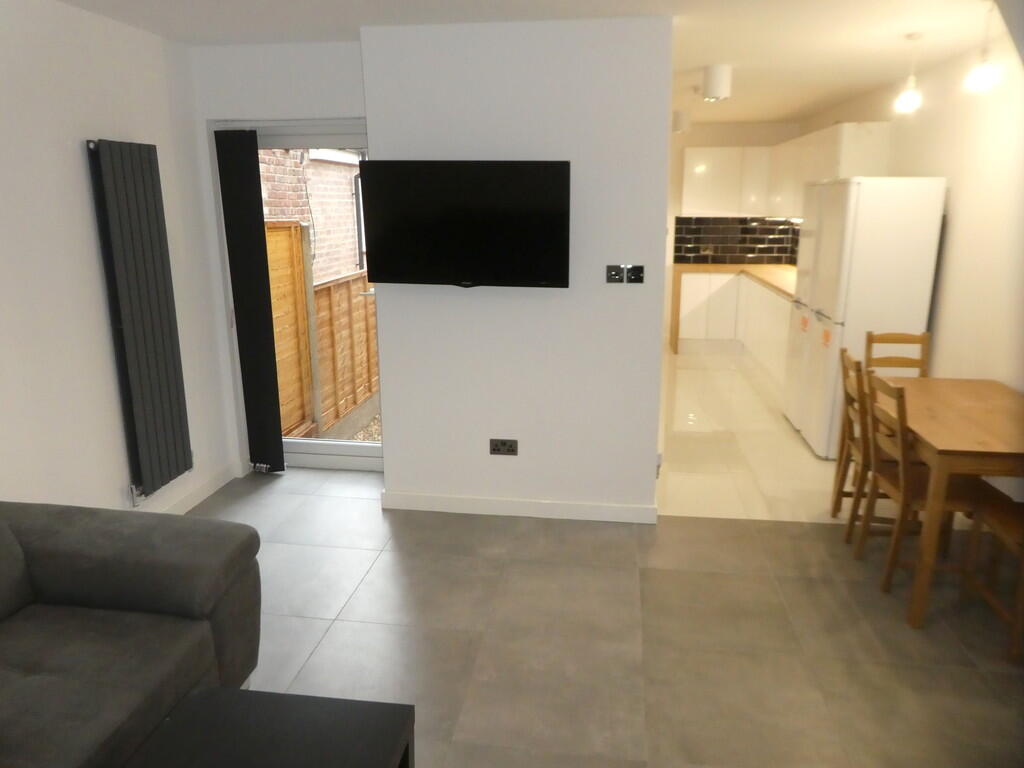 5 bed Mid Terraced House for rent in Manchester. From MCR Move - Manchester 5 bed Mid Terraced House for rent in Manchester. From MCR Move - Manchester