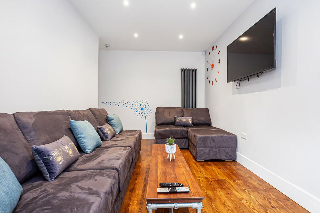 6 bed Mid Terraced House for rent in Manchester. From MCR Move - Manchester