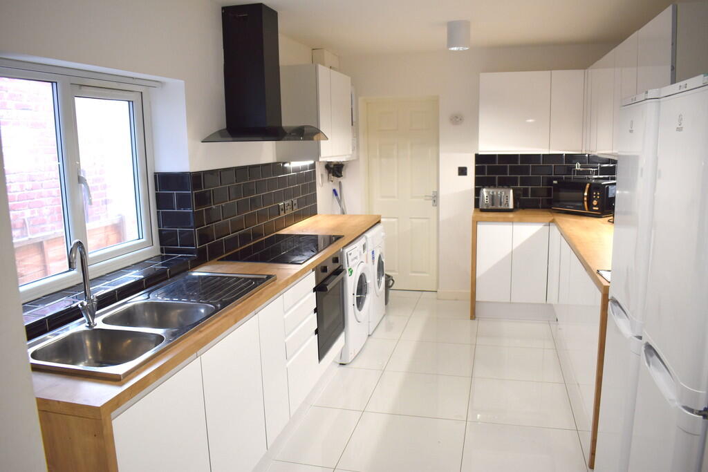 5 bed Mid Terraced House for rent in Manchester. From MCR Move - Manchester