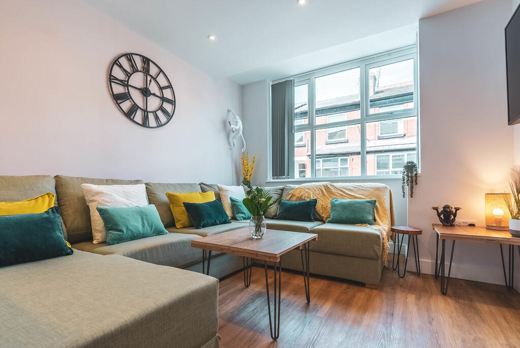 6 bed Mid Terraced House for rent in Manchester. From MCR Move - Manchester
