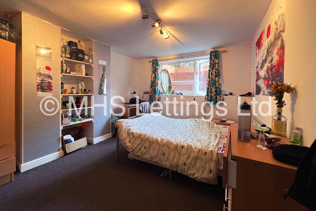 5 bed Mid Terraced House for rent in Leeds. From MHS Lettings - Leeds