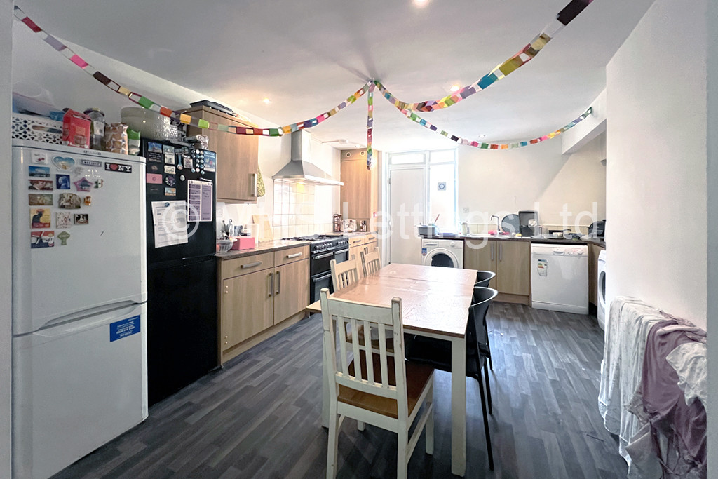 6 bed Mid Terraced House for rent in Leeds. From MHS Lettings - Leeds