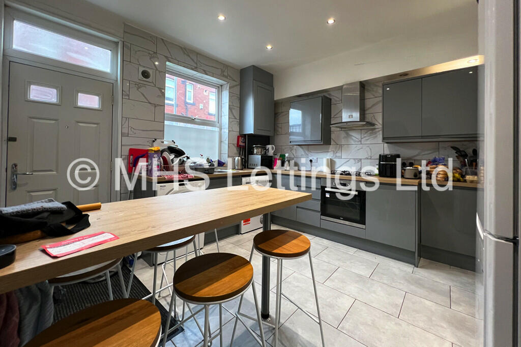 6 bed Mid Terraced House for rent in Leeds. From MHS Lettings - Leeds