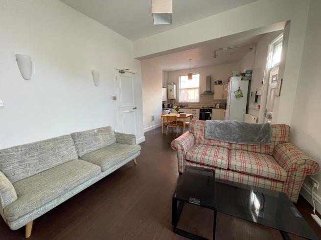 5 bed Mid Terraced House for rent in Leeds. From Virtue Estate Agents