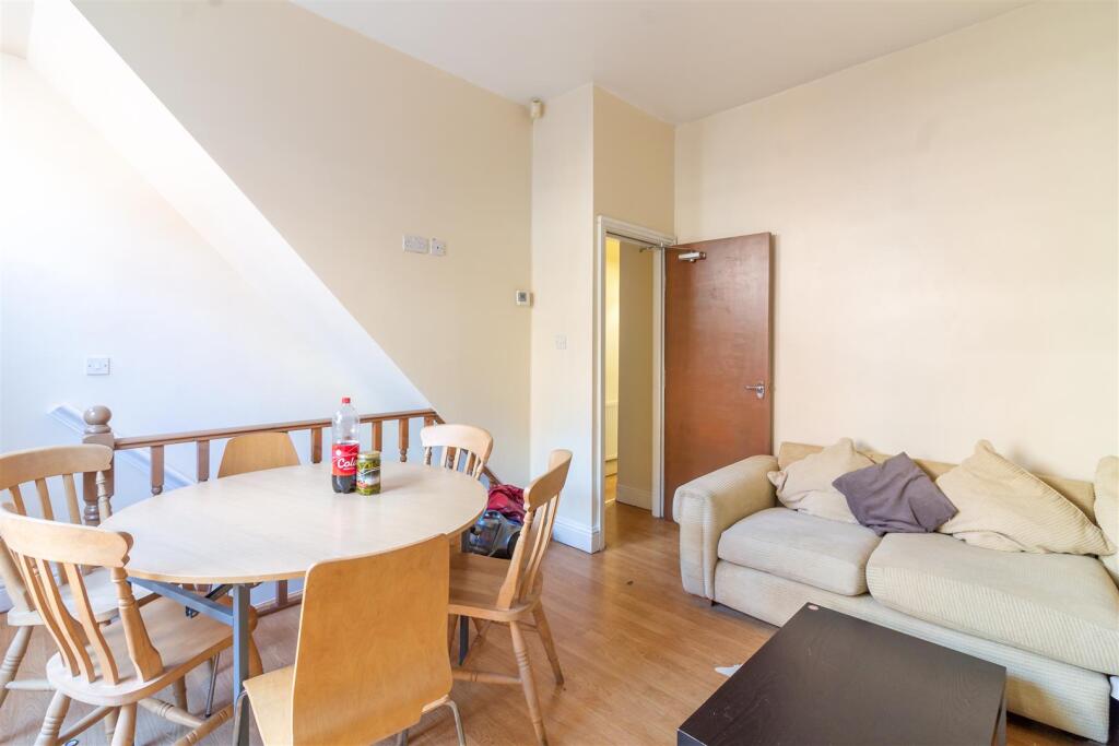 6 bed Detached for rent in Leeds. From Abode - Leeds 6 bed Detached for rent in Leeds. From Abode - Leeds