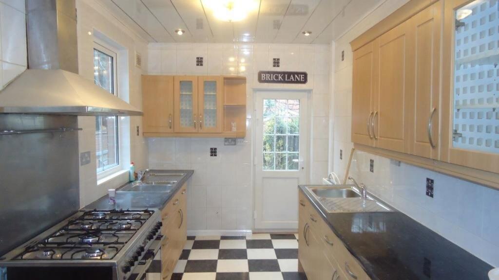 6 bed Detached for rent in Leicester. From Barkers - Leicester 6 bed Detached for rent in Leicester. From Barkers - Leicester