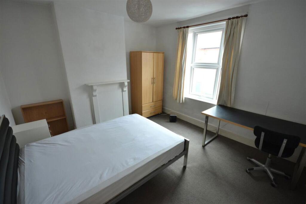 4 bed Mid Terraced House for rent in Leicester. From Barkers - Leicester