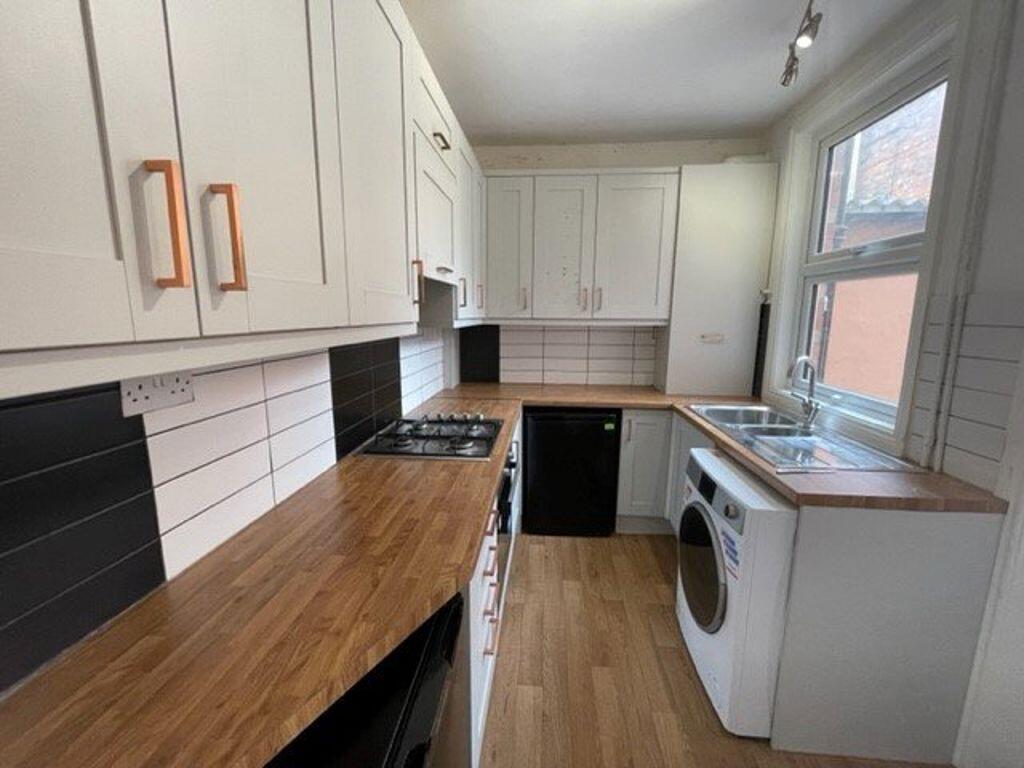 4 bed Mid Terraced House for rent in Leicester. From Barkers - Leicester