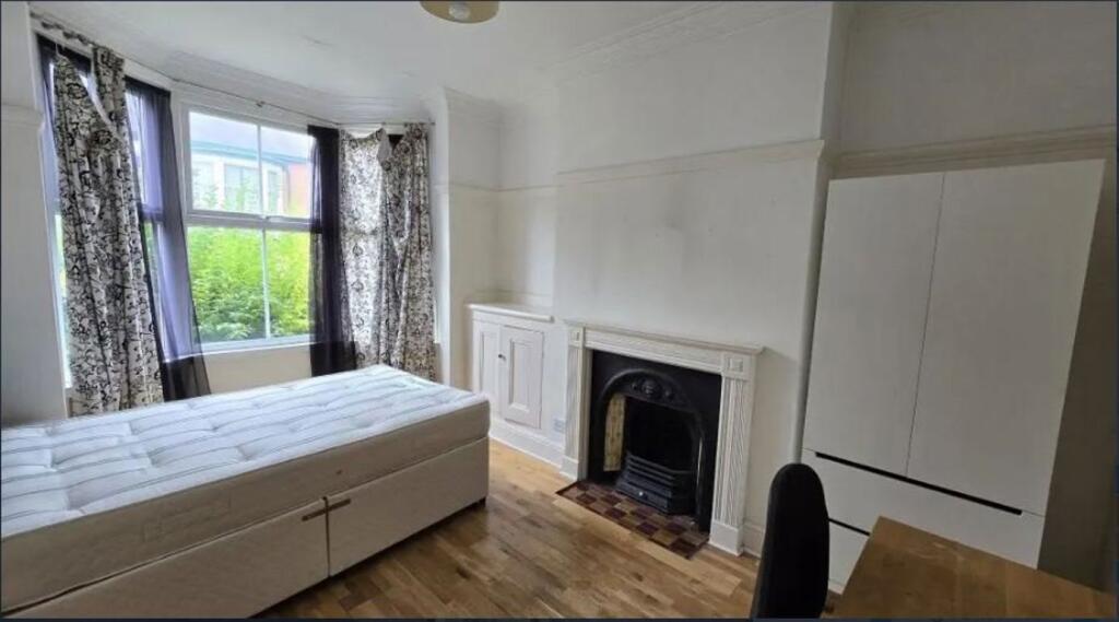 4 bed Mid Terraced House for rent in Leicester. From Barkers - Leicester