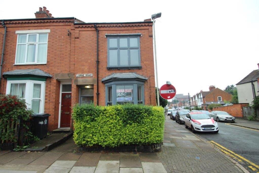 5 bed Mid Terraced House for rent in Stoughton. From Barkers - Leicester