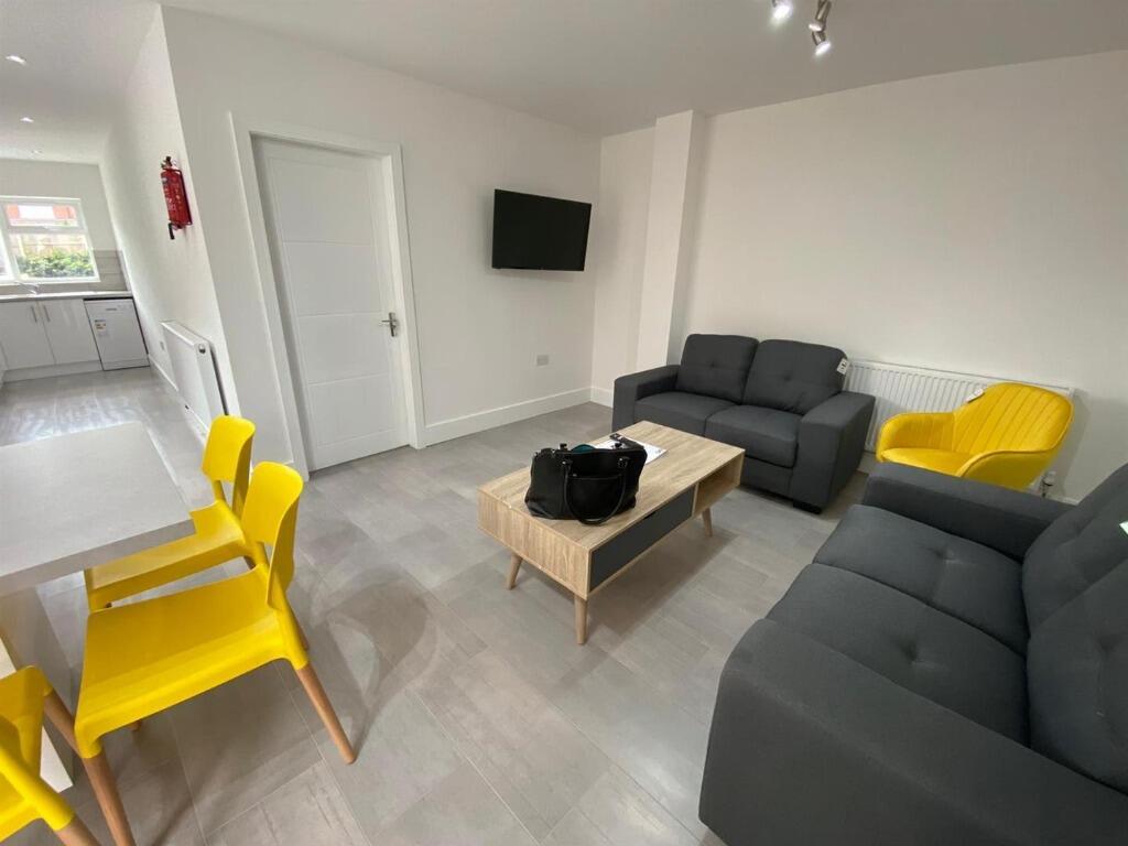 6 bed Semi Detached for rent in Beeston. From Nicholas Humphreys - Nottingham