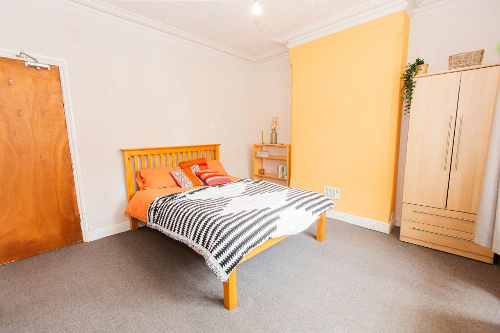 5 bed Detached for rent in West Bridgford. From Nicholas Humphreys - Nottingham