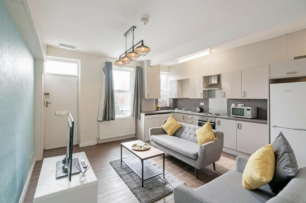 4 bed 1st Floor Flat for rent in Leeds. From Parklane - Headingley