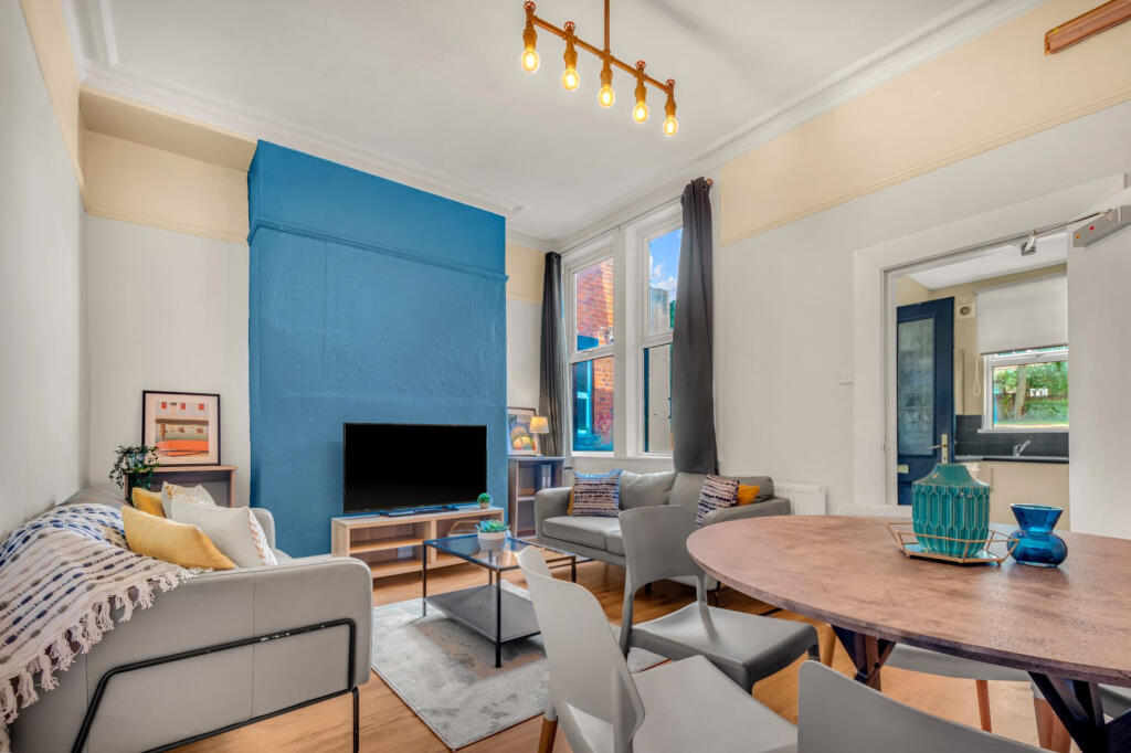 6 bed 1st Floor Flat for rent in Leeds. From Parklane - Headingley