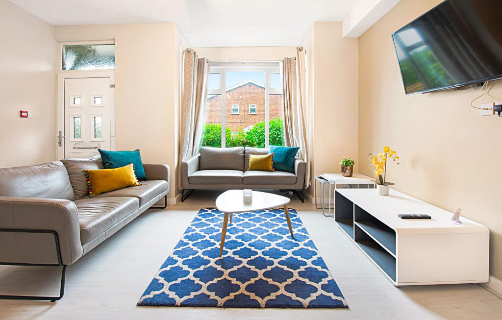 8 bed Detached for rent in Leeds. From Parklane - Headingley