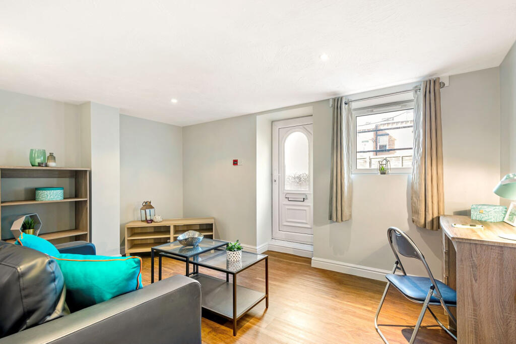 1 bed Detached for rent in Leeds. From Parklane - Headingley