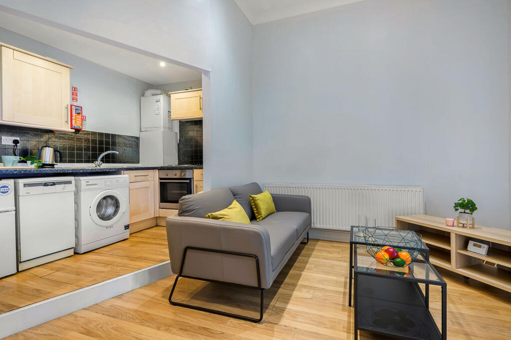 1 bed Detached for rent in Leeds. From Parklane - Headingley