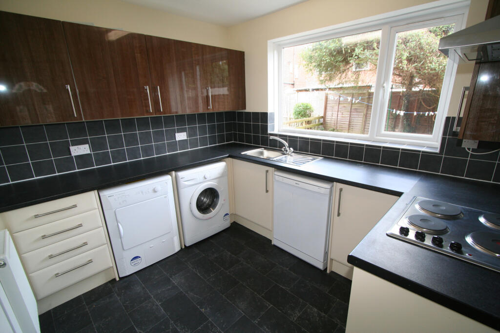 4 bed Detached for rent in Leeds. From Parklane - Headingley
