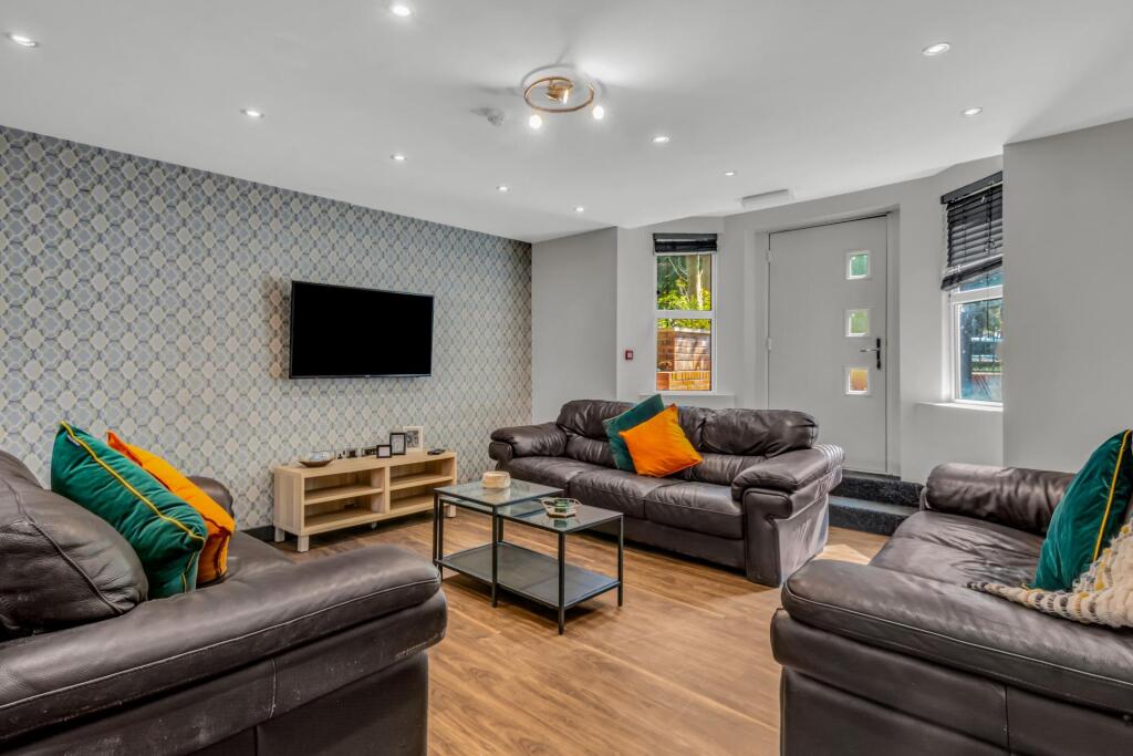 9 bed House Share for rent in Leeds. From Parklane - Headingley