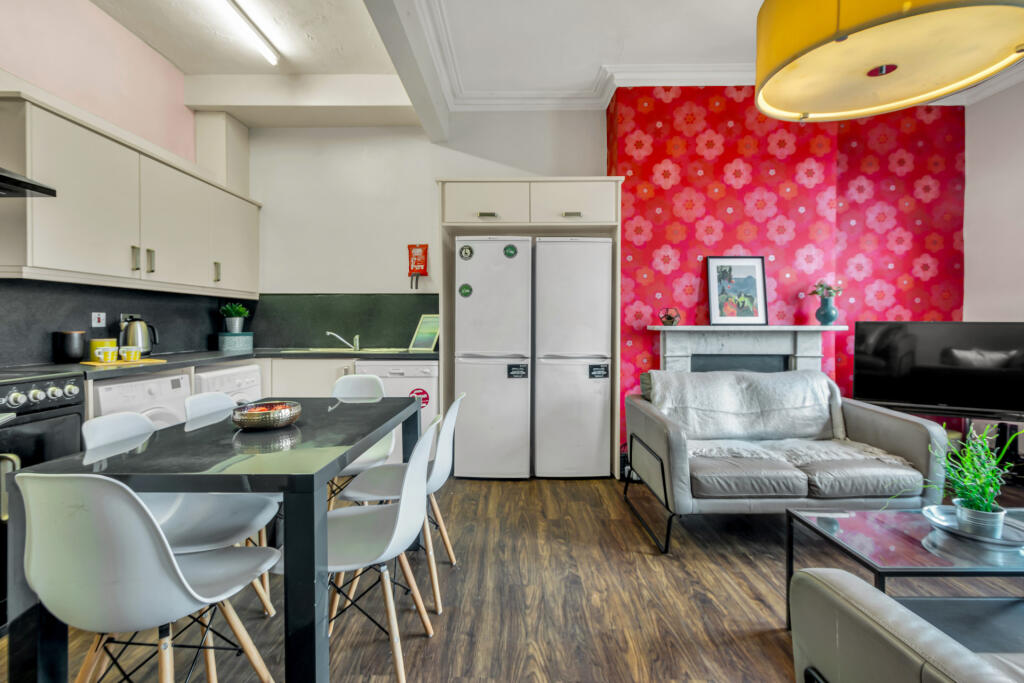 7 bed 1st Floor Flat for rent in Leeds. From Parklane - Headingley 7 bed 1st Floor Flat for rent in Leeds. From Parklane - Headingley
