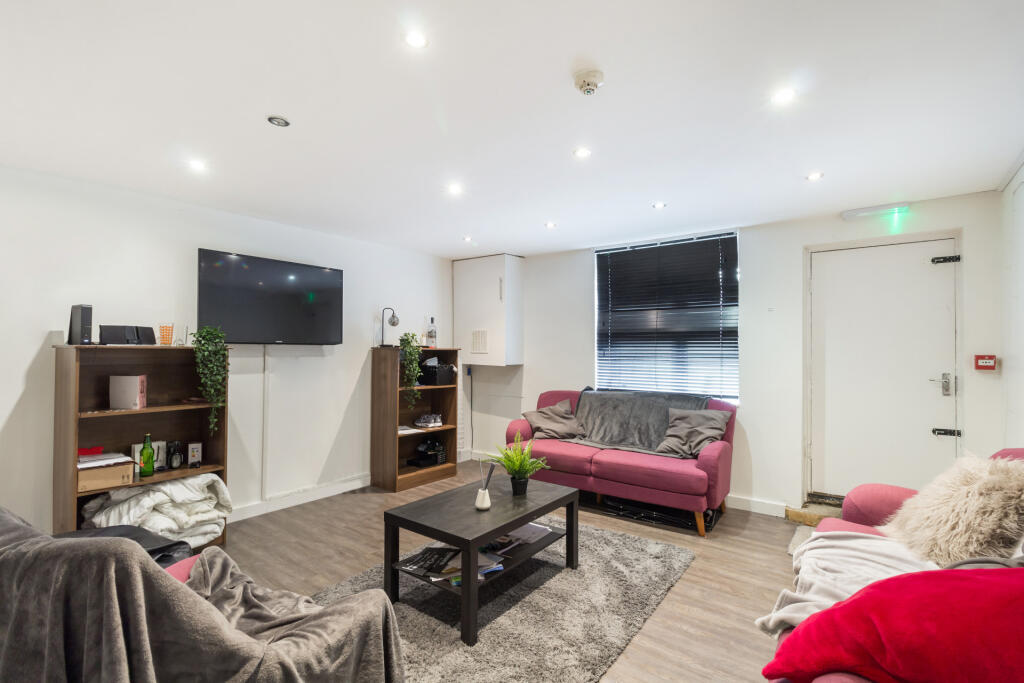 7 bed Detached for rent in Leeds. From Parklane - Headingley