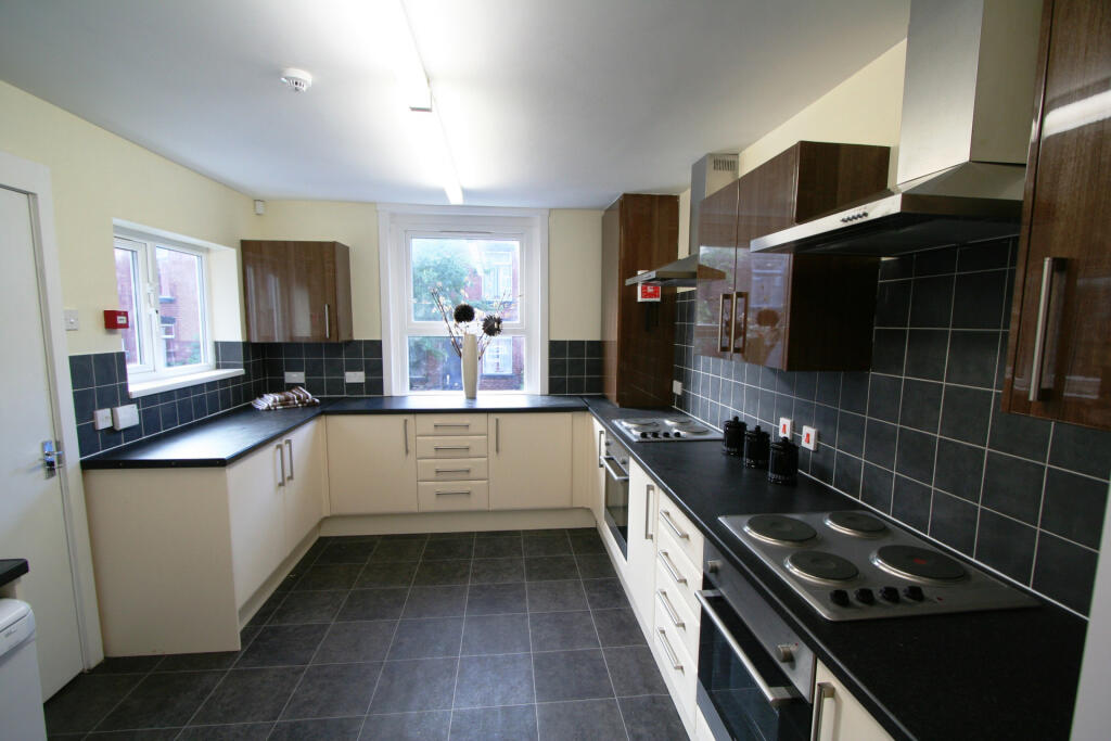9 bed Detached for rent in Leeds. From Parklane - Headingley 9 bed Detached for rent in Leeds. From Parklane - Headingley