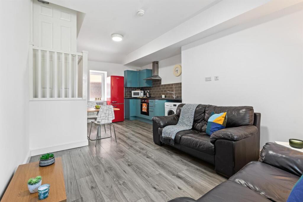 3 bed 1st Floor Flat for rent in Leeds. From Parklane - Leeds