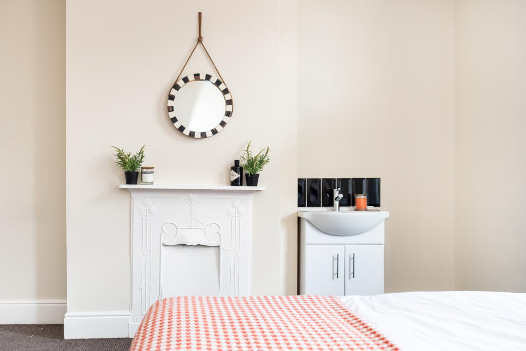 5 bed Mid Terraced House for rent in Leeds. From Pickard Leeds Limited - Leeds