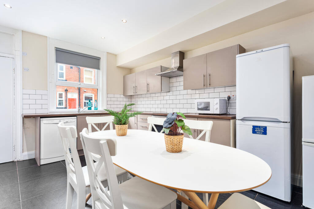 5 bed Mid Terraced House for rent in Leeds. From Pickard Leeds Limited - Leeds