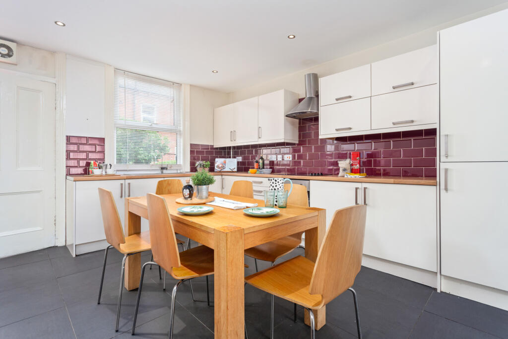 5 bed Mid Terraced House for rent in Leeds. From Pickard Leeds Limited - Leeds